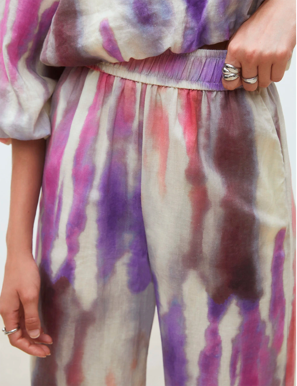 Pantalones anchos con estampado tie-dye Suncoo moda joven en Gus Gus Boutique moda mujer multimarca, comprar en Barcelona, colección primavera 2026.