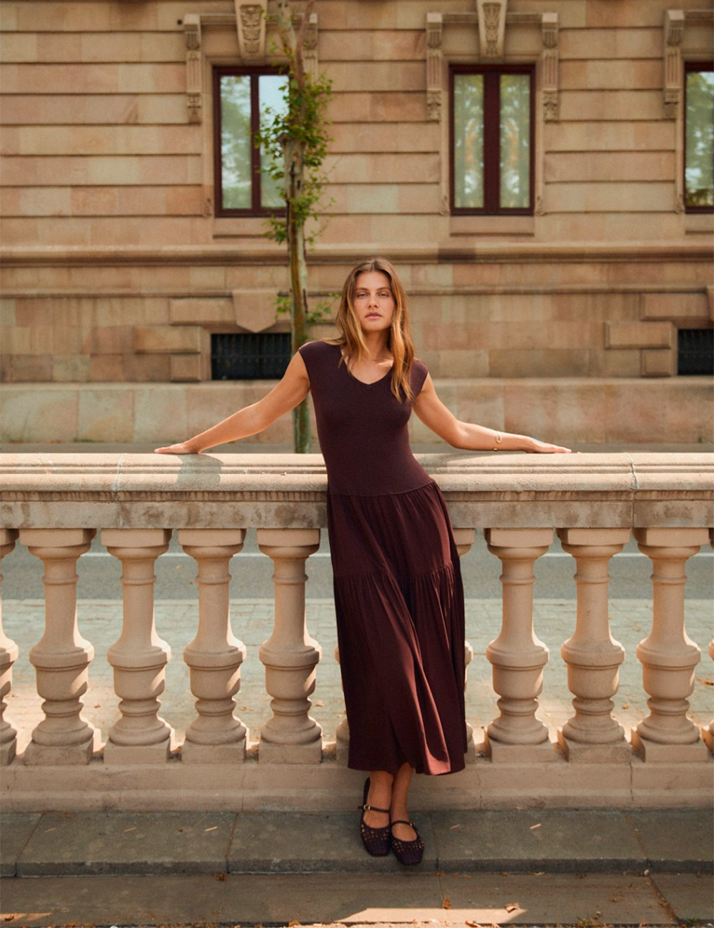 Vestido largo bimateria en tono chocolate Mus and Bombón moda joven en Gus Gus Boutique moda mujer multimarca, hecha en España, colección primavera 2026.