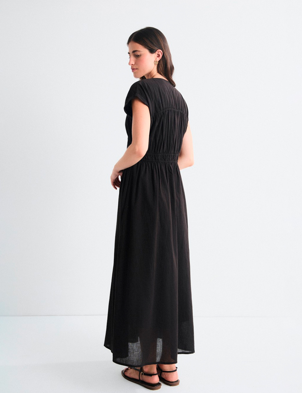 Vestido largo negro voile funcido Mus and Bombón moda joven en Gus Gus Boutique moda mujer multimarca, hecha en España, colección primavera 2026.