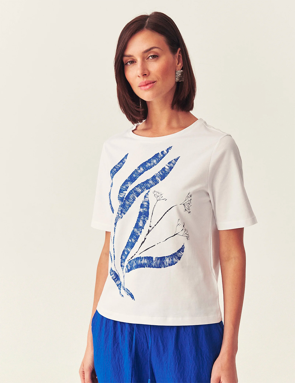 Camiseta manga corta blanca estampado azul Tatuum moda joven en Gus Gus Boutique moda mujer multimarca, hecha en España, colección primavera 2026.