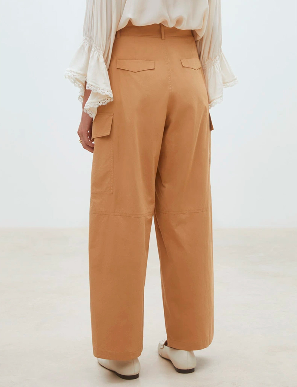 Pantalón cargo de algodón con cinturón Suncoo moda joven en Gus Gus Boutique moda mujer multimarca, hecha en Francia, colección primavera 2026.