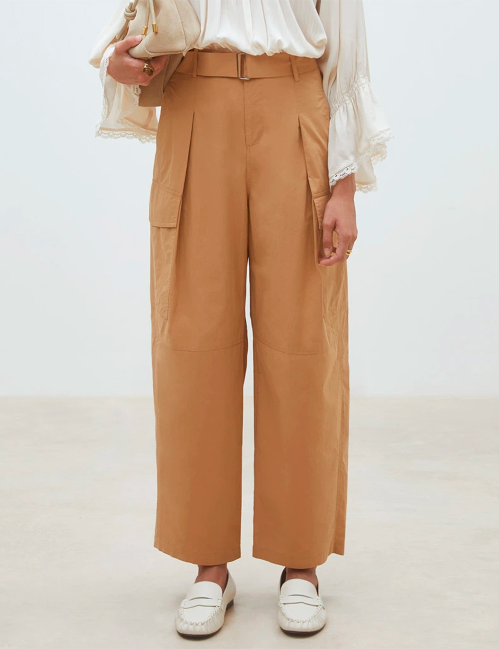 Pantalón cargo de algodón con cinturón Suncoo moda joven en Gus Gus Boutique moda mujer multimarca, hecha en Francia, colección primavera 2026.